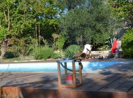 BERGERIE rénovée avec piscine chauffée et terrain clôturé, hotel din Vallérargues