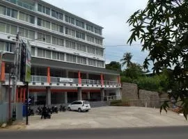 L Bajo Hotel