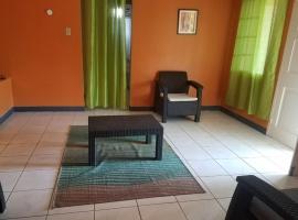 Unity Villa 3 bedroom with fans Wifi Parking, khách sạn ở Montego Bay