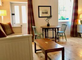 Beachfront apartment with wood burner & courtyard, cheap hotel in St. Leonards