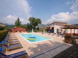 Lush holiday home in Urbania with bubble bath, hotel di Urbania