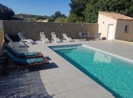 Villa avec piscine chauffée privée à 5 min d'Uzès., hotel v destinaci Saint-Quentin-la-Poterie
