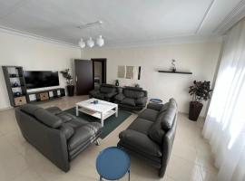 Bedouin Break Condo - In the Heart of Amman, apartmán v rezidenci v destinaci Amman