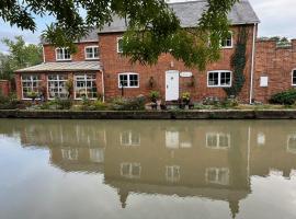 Canalside B and B, pet-friendly hotel in Yelvertoft