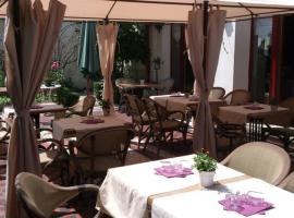Hostellerie du Marché, hotel v destinaci Le Cateau