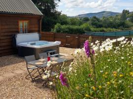 Seven Stars- hot tub & garden with fabulous views.: Llandrindod Wells şehrinde bir tatil evi