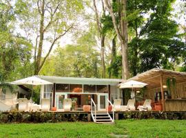 Gigi Brown Villa Frida Beachfront, familiehotel in Puerto Viejo