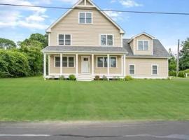 Walk To Beach 2 Miles from Downtown Newport Great For Families Central AC, vacation home in Middletown