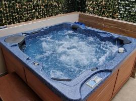 Bella Vista apartments with hot pool and jacuzzi, hotell i Trogir