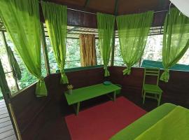 Finca Valeria Treehouses Glamping, glamping site in Cocles