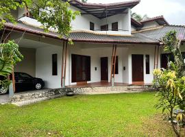 Serene Holiday Home, cabaña o casa de campo en Pannipitiya