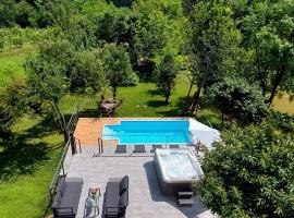 House with hot tub, sauna and swimming pool near Zagreb, tradicionalna kućica u gradu 'Gudci'