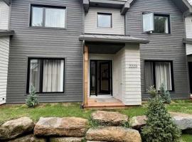 Jasmin Townhouse Lac Moore, Mont-Tremblant – hotel w mieście Mont-Tremblant