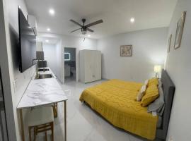 Stunning Deluxe Studio, hotel in Hialeah