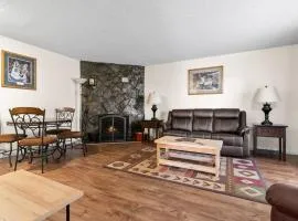 Alaskan WolfDen Close to airport centrally located