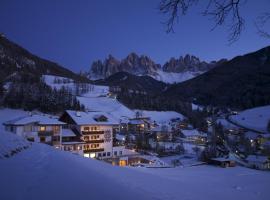 Hotel Tyrol, hotel en Funes