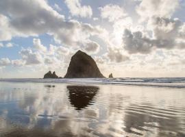 Cannon beach vibes, steps to the beach,WIFI,3 full bedroom en suites with 3 fireplaces,Near Downtown, hotel di Cannon Beach