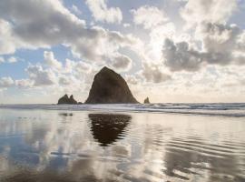 Cannon beach vibes, steps to the beach,WIFI,3 full bedroom en suites with 3 fireplaces,Near Downtown, βίλα σε Cannon Beach