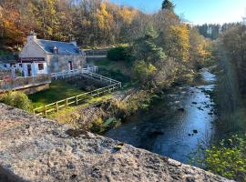 Famous Quirky Riverside Cottage, hotel near Speyside Cooperage Visitor Centre, Aberlour