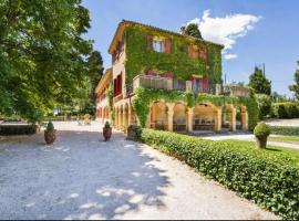 Suite le Quervalat dans magnifique bastide 18eme, hotel v Aix-en-Provence