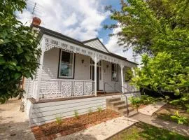 Newly renovated, Kennedy Cottage - close to CBD、ベンディゴのコテージ
