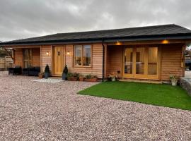 Redstones Cottage, hotel near Arrowe Park Golf Club, Greasby