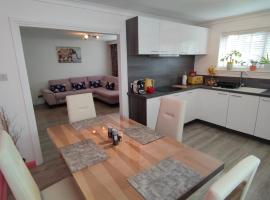 Lovely 2 Bedroom Modern Ground Floor Flat, ξενοδοχείο σε Clydebank