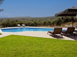 Villas Lefkothea with Large Pool, Playground Area, & Magnificent Views!: Adelianos Kampos şehrinde bir kiralık sahil evi
