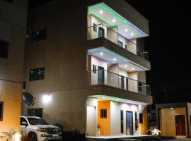 Immaculate 3-Bed Apartment in Accra, hotel con estacionamiento en Accra