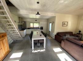 Cosy landelijk huisje nabij riviertje, Hotel in Tertry