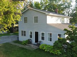 5 Bedroom Lakeside Home Sleeps 12 - Shared Lake Access, Large Yard, Central Air, Fire Pit, Horseshoes & More!, hotel in Geneva