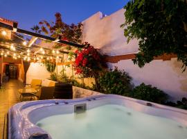 True Canarian 6 bedrooms villa with hot tub, family hotel in Callao Salvaje