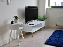 Van Gogh Apartment, Bedford - Fast Wifi, Gym & FREE Parking, apartment in Bedford