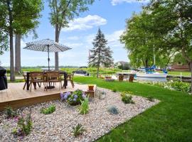 Adorable Wawasee Cottage in Oakwood Park, hotel in Syracuse