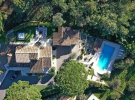 Sublime Villa Piscine Jacuzzi Côte d'Azur, מלון במואן-סארטו