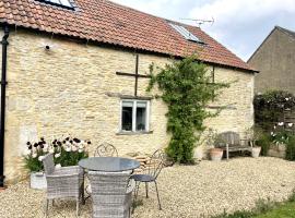 Beautiful self-contained Cotswolds Barn, sumarhús í Yatton Keynell