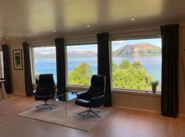Fantastic view, quiet and relaxing by the sea, villa in Kvaløya
