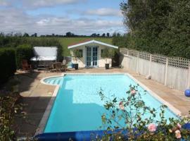 The Owl House with private hot tub, hotel near Weston Park, Newport