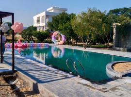 Delightful 7-Bedroom Place with Pool & Big Gardens by Amayra farm, villa i Dhānd