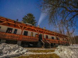 Dobrica Hunting Lodge, hotel with parking in Bixad