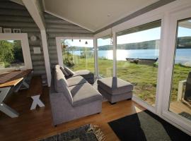Beautiful riverside cottage with sauna, hotell i Nuorgam