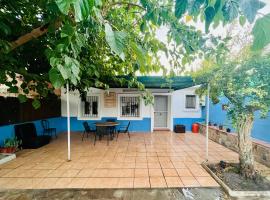 Estudio adosado acogedor con jardín, barbacoa y parking privado, hotel in Alicante