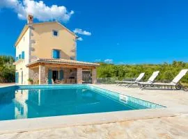 Villa Lusa by Villas Holiday