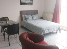 Residence d'Anjou - Grand studio avec balcon et parking privatif, khách sạn gần Stade Gilbert Brutus, Perpignan