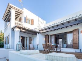 Casa en Ibiza con vistas increíbles en Es Figueral, casa de temporada em Es Figueral Beach