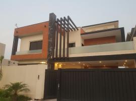 Haven Lodge, Family Suite with Lounge & Kitchen, lomamökki kohteessa Islamabad