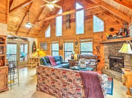 Creek Bend Escape with Hot Tub and River Views!, villa sihtkohas McCaysville