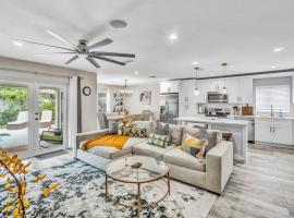 Dinas Home with Modern Interior and Heated Pool, cottage in Delray Beach