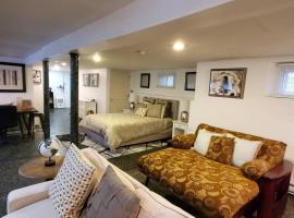 Cozy Studio; Lower Level Unit, hotel malapit sa Belmont Park Race Track, Laurelton