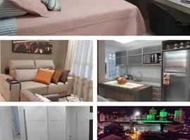 Quarto HOME OFFICE no CENTRO com Cama Box de solteiro - WIFI - TV - banheiro - Sala de Estar e cozinha - Apto compartilhado com Anfitriões experientes em hospedar - Superhost no BnB 5 estrelas, hotel em Criciúma